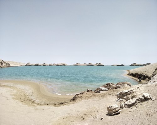 Segelas air putih segar dan meja kerja